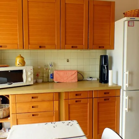 Spacious Family Nest A Stone's Throw From The Sea *