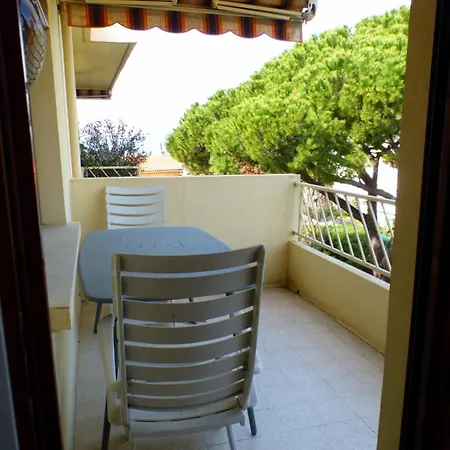 Spacious Family Nest A Stone's Throw From The Sea *