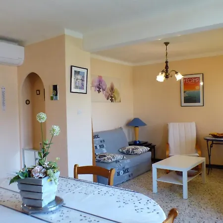Apartment Spacious Family Nest A Stone's Throw From The Sea
