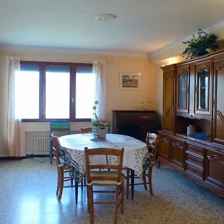Spacious Family Nest A Stone's Throw From The Sea Apartment