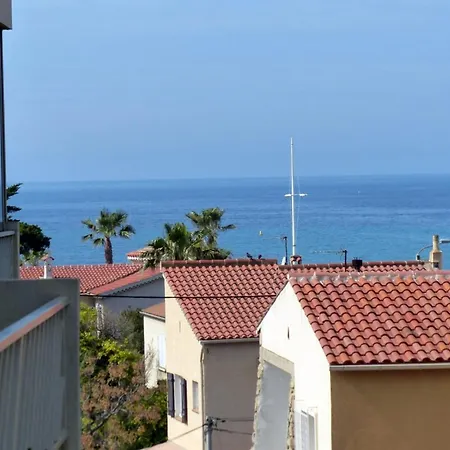 Spacious Family Nest A Stone's Throw From The Sea Apartment