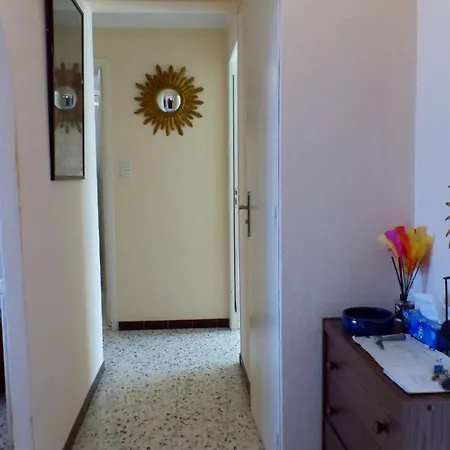 Spacious Family Nest A Stone's Throw From The Sea Apartment *