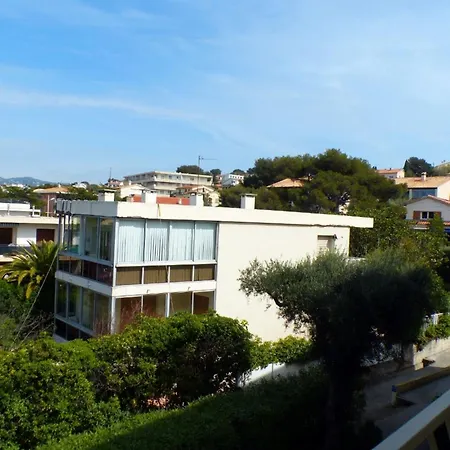 Spacious Family Nest A Stone's Throw From The Sea Apartment *
